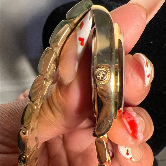 Michael Kors Elegant Gold and Black Timepiece - Picture 4 of 5